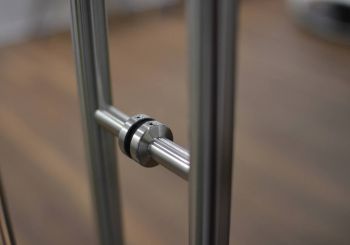 Detailaufnahme Verglasung "Ganzglas" als Warteraum