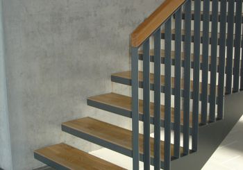 Stahltreppe, Tritte mit Holzfüllung
