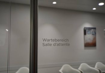 Detailaufnahme Verglasung "Ganzglas" als Warteraum