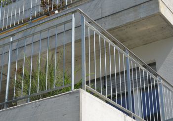 Staketengelaender mit Handlauf  - © Geländermaxx