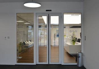 Brandschutzanlage EI30 mit integrierter automatischer Schiebetüre