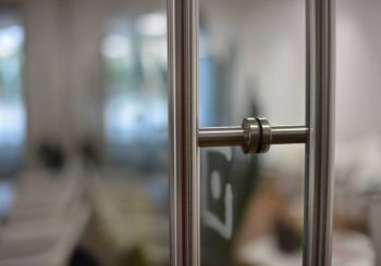 Detailaufnahme Verglasung "Ganzglas" als Warteraum