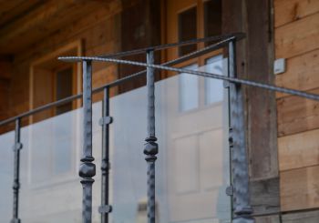Modernes Glasgeländer aus klassischen Schmiedeeisen
