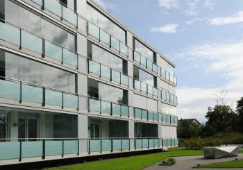 Glasgeländer mit Pfosten  - © Geländermaxx