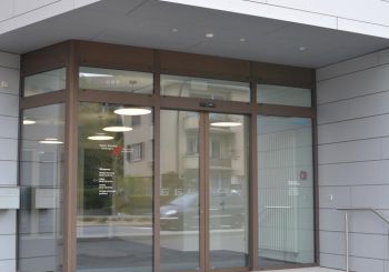 Eingangsbereich mit integrierter automatischer Schiebetüre