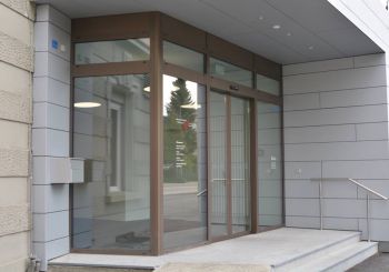 Eingangsbereich mit integrierter automatischer Schiebetüre