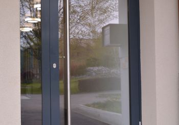 Eingangstür zum Schwimmbad Courtepin