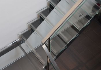 Design-Treppe in Ganzglasoptik - ©fotomoments.ch