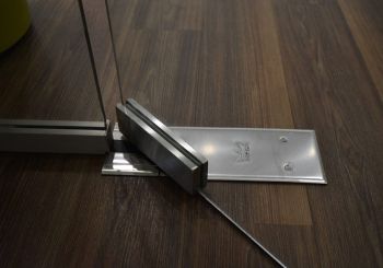 Detailaufnahme Verglasung "Ganzglas" als Warteraum