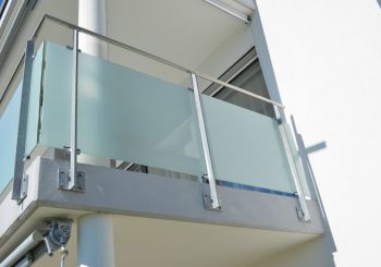 Glasgeländer mit U-Profil  - © Geländermaxx