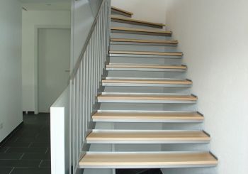 Stahltreppe, mit Holztritten