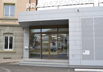 Eingangsbereich mit integrierter automatischer Schiebetüre