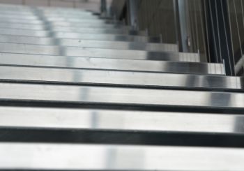Detailaufnahme Trittkante / Treppe in Edelstahl - ©fotomoments.ch